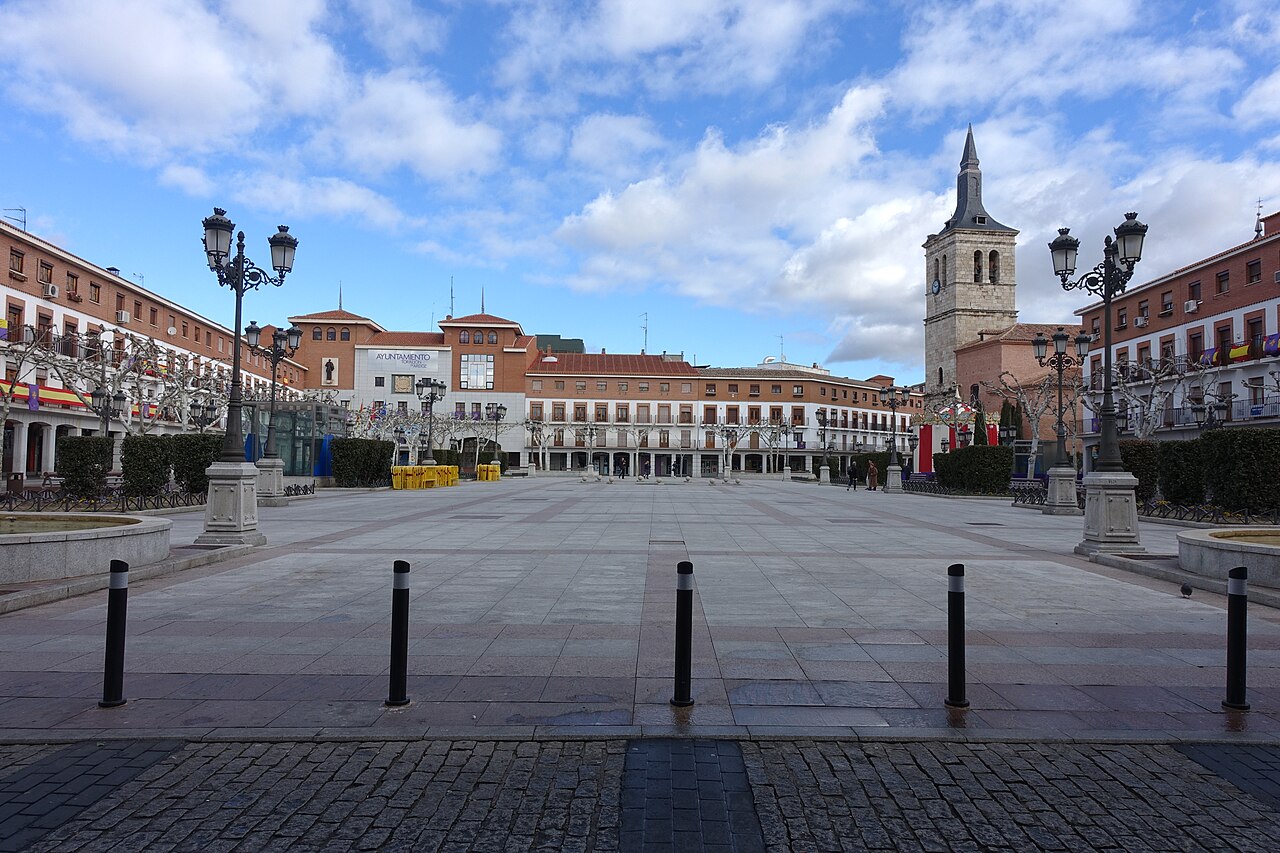 Vista panorámica de la Plaza Mayor de Torrejón de Ardoz, con el Ayuntamiento y la iglesia